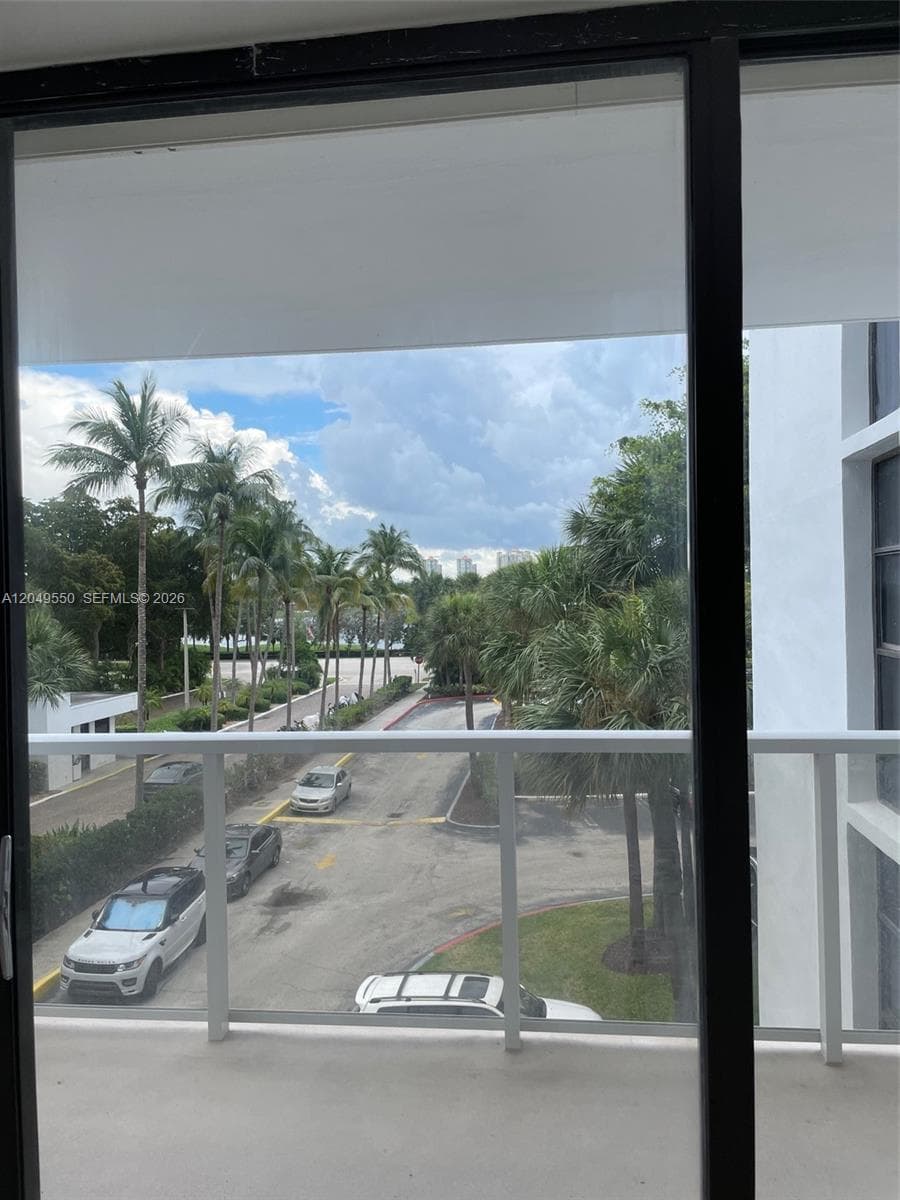 3731 N Country Club Dr # 323, Aventura FL 33180