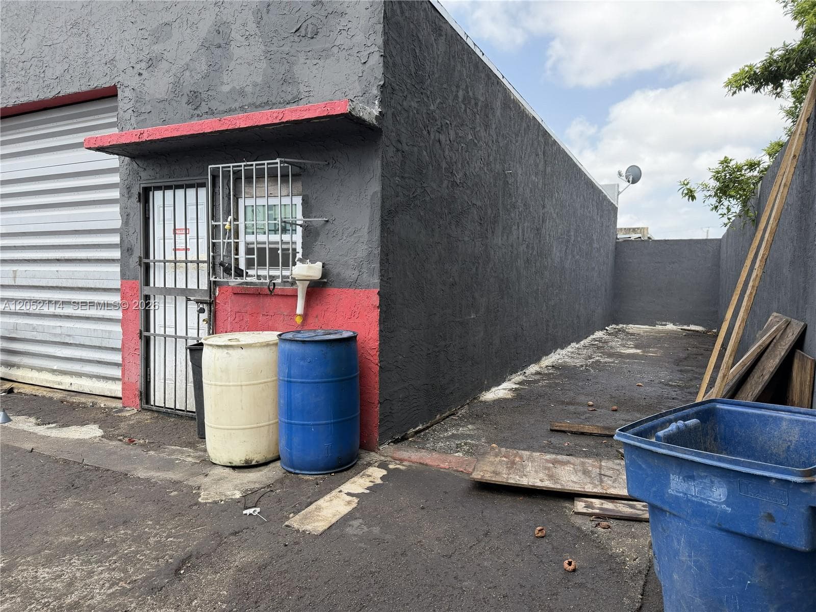2563 NW 23rd St, Miami FL 33142