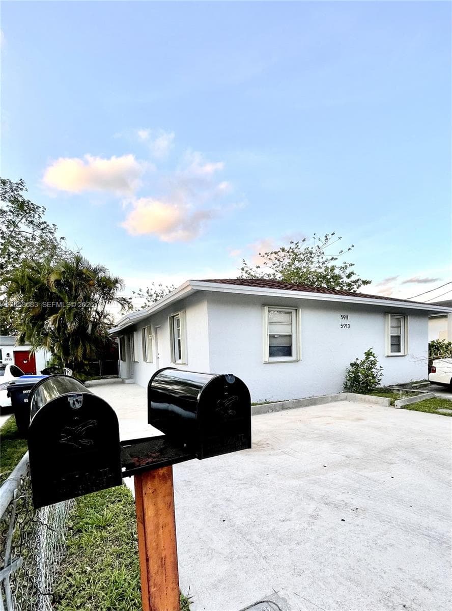5911 Liberty St # 5913, Hollywood FL 33021