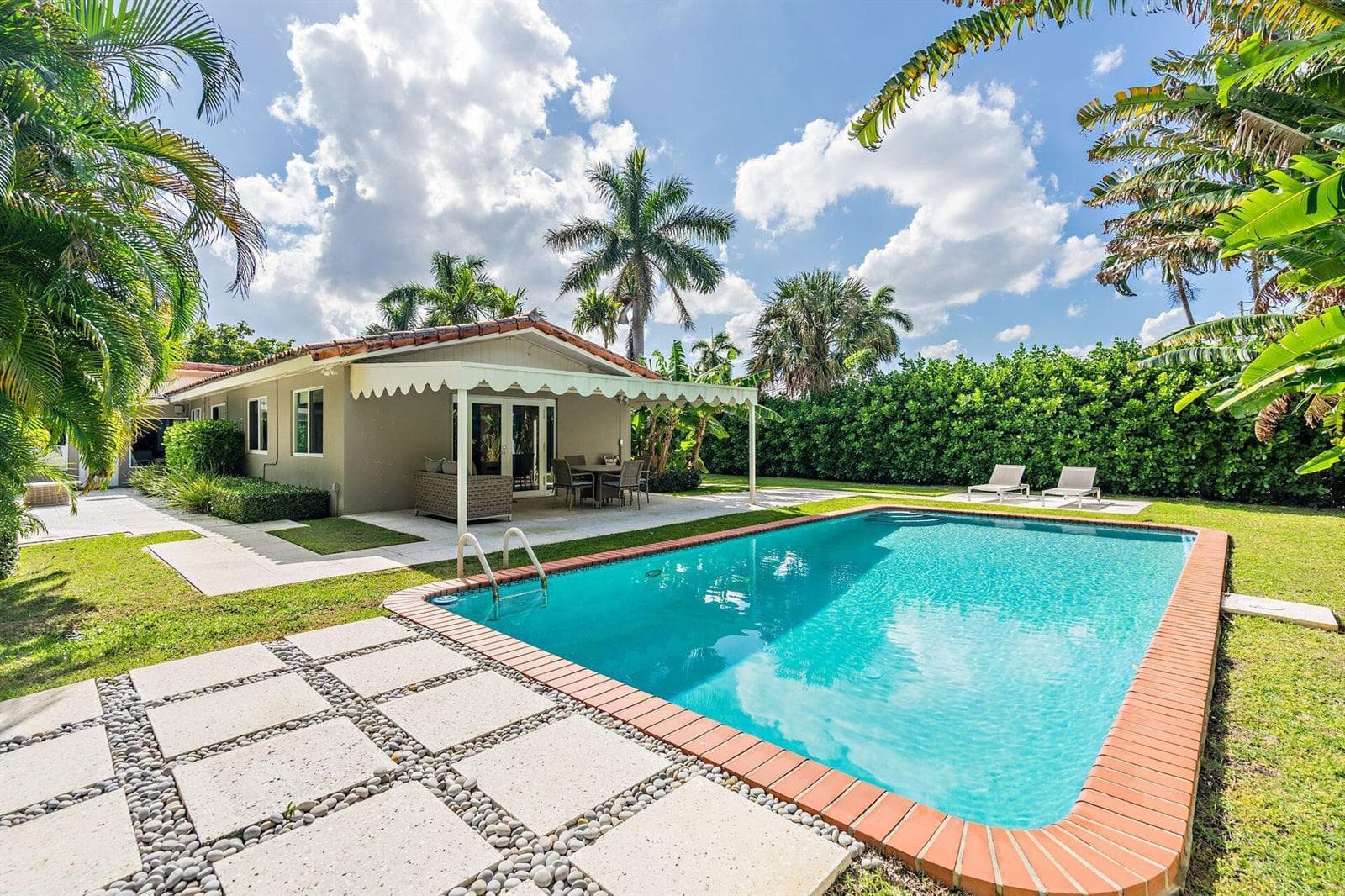 157 Worth Court N, West Palm Beach FL 33405