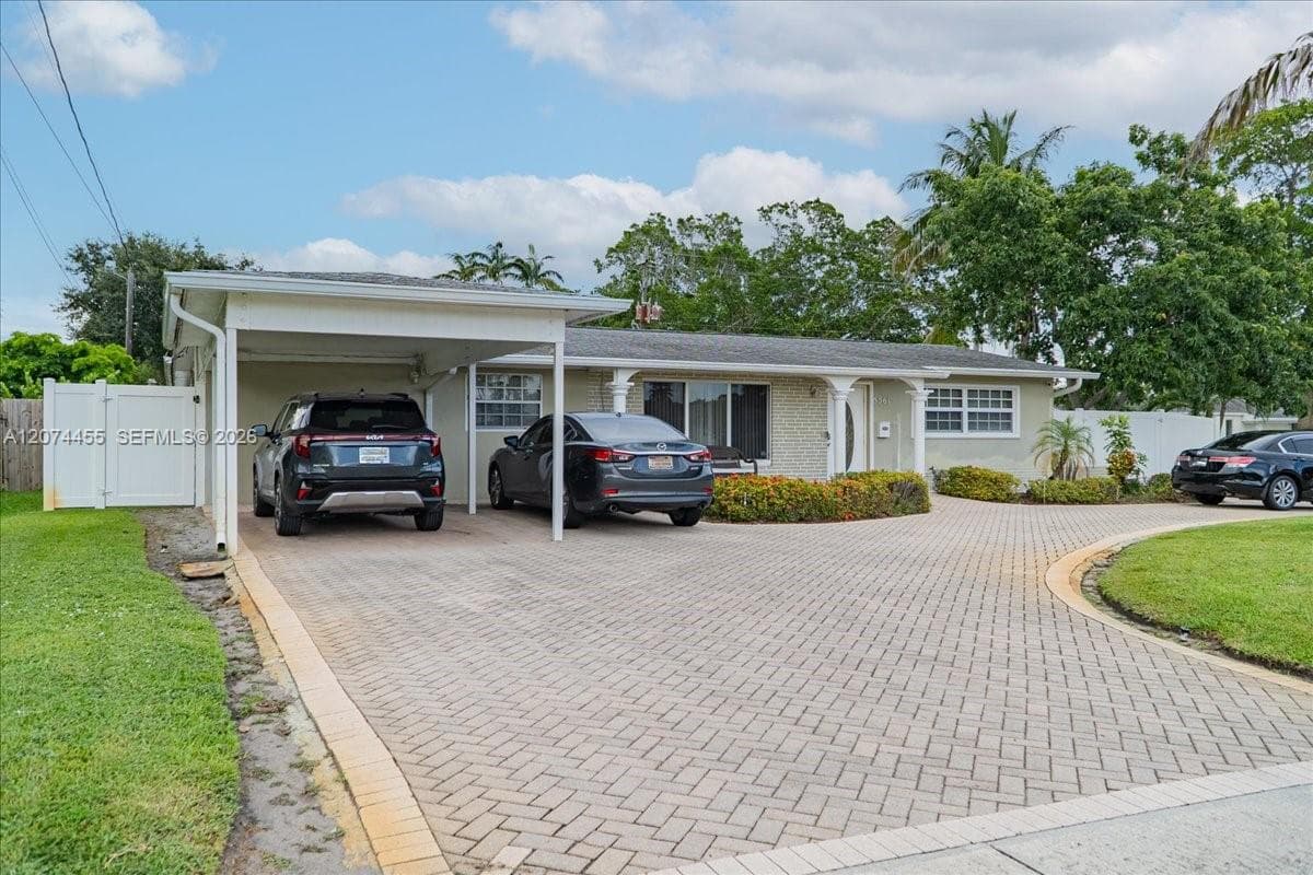 5561 SW 13th St, Plantation, FL 33317