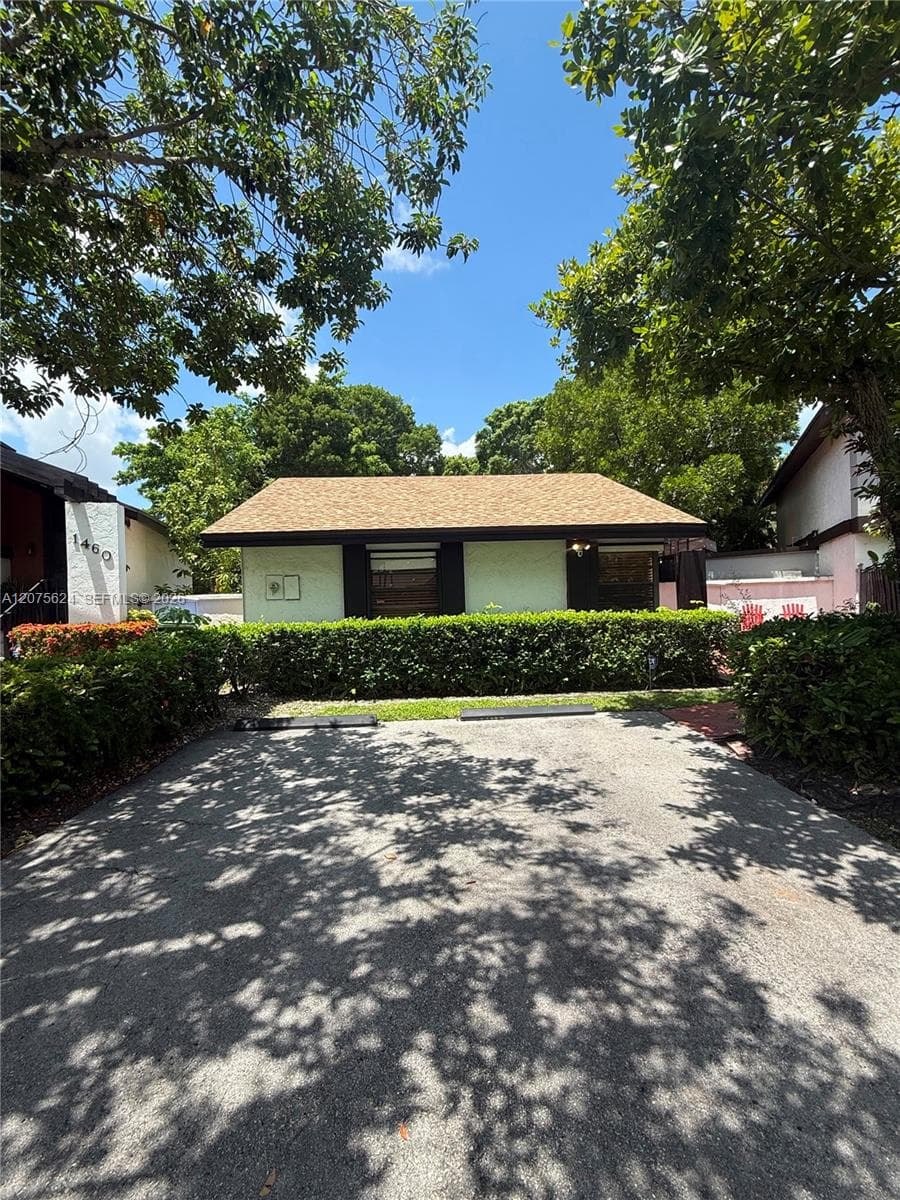 1470 Flamingo Ct, Pembroke Pines FL 33026