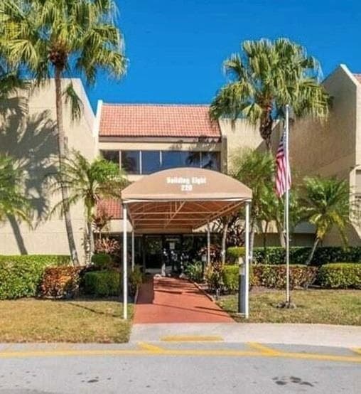 220 LAKEVIEW Drive # 103, Weston, FL 33326