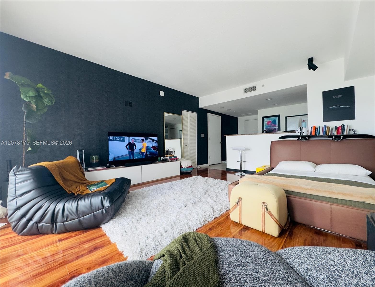 325 S Biscayne Blvd # 4220, Miami, FL 33131