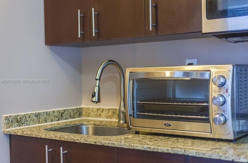 1752 NW 1st St # 1, Miami, FL 33125