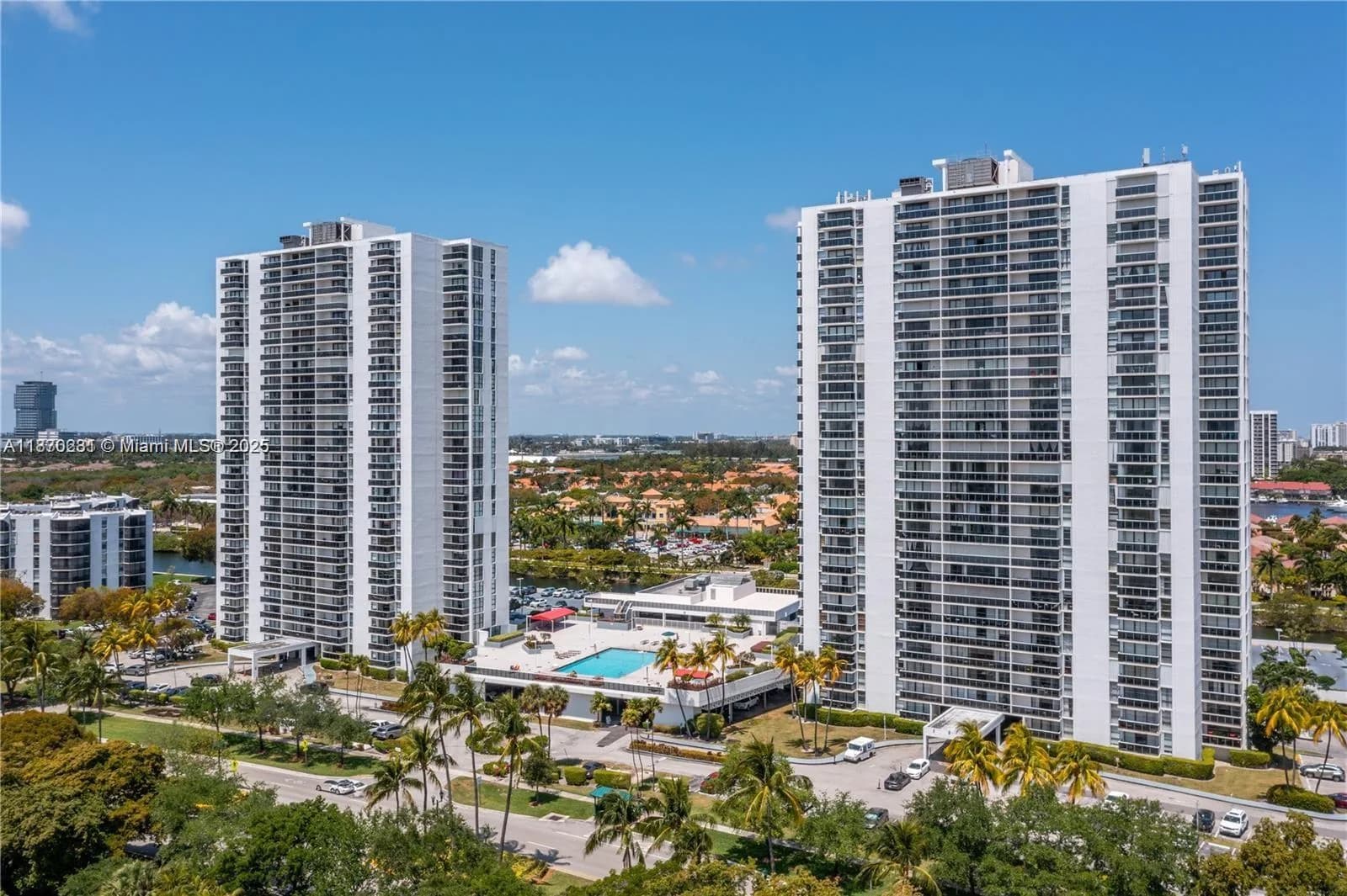 3675 N Country Club Dr # 204, Aventura, FL 33180