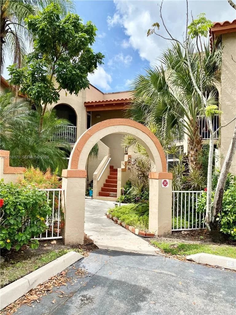 365 SW 86th Ave # 203, Pembroke Pines FL 33025