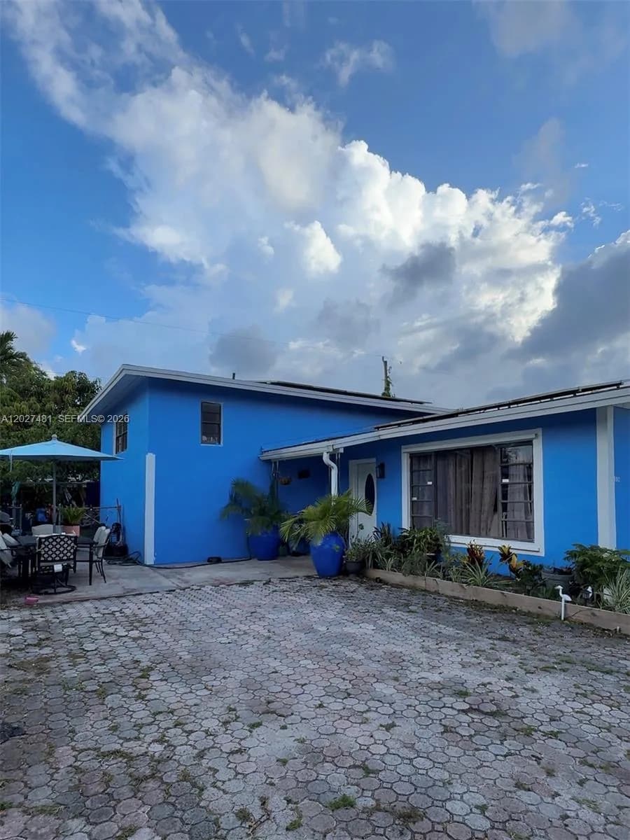 1300 NE 203rd St, Miami, FL 33179