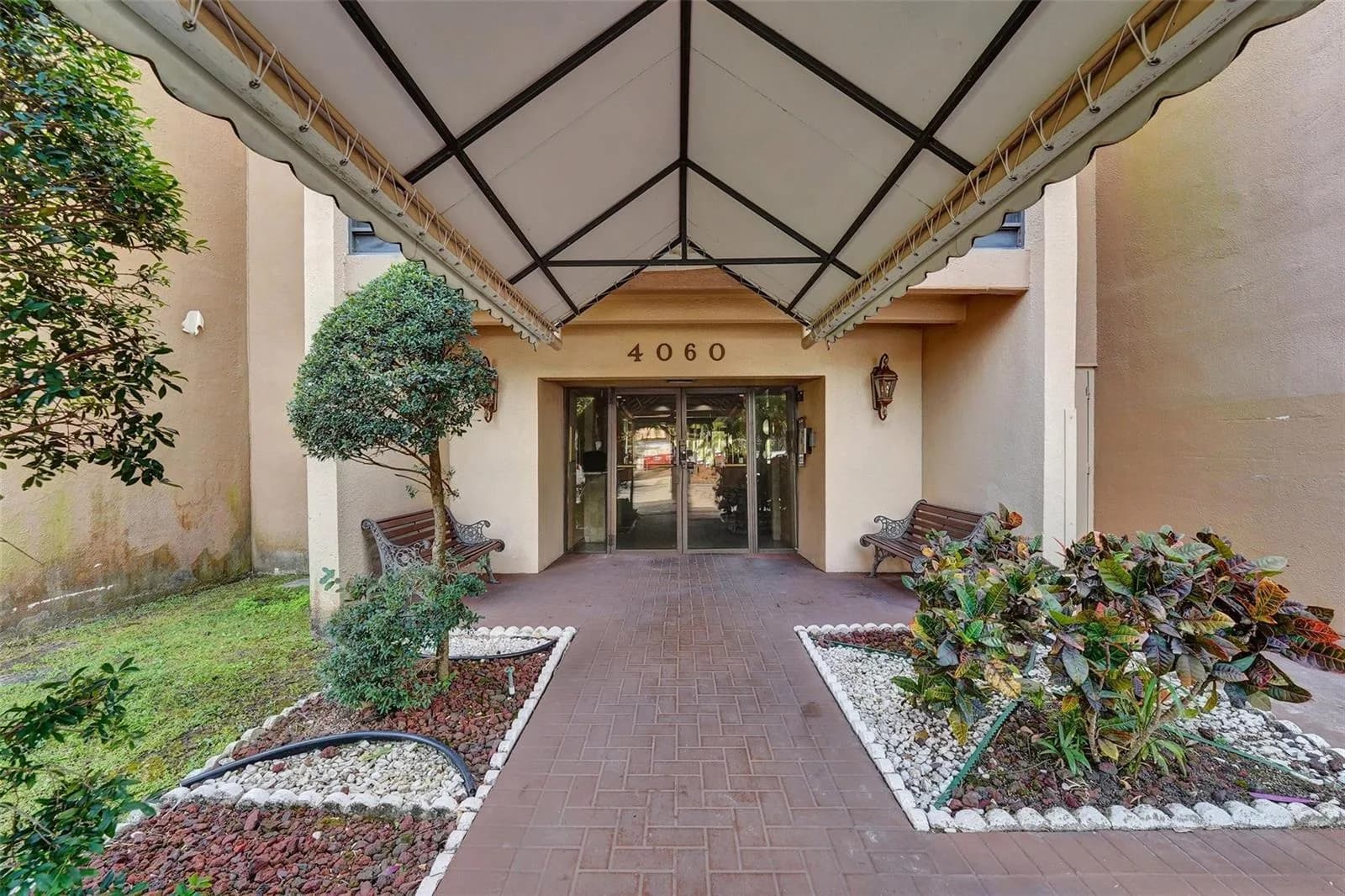 4060 N Hills Drive # 32, Hollywood, FL 33021