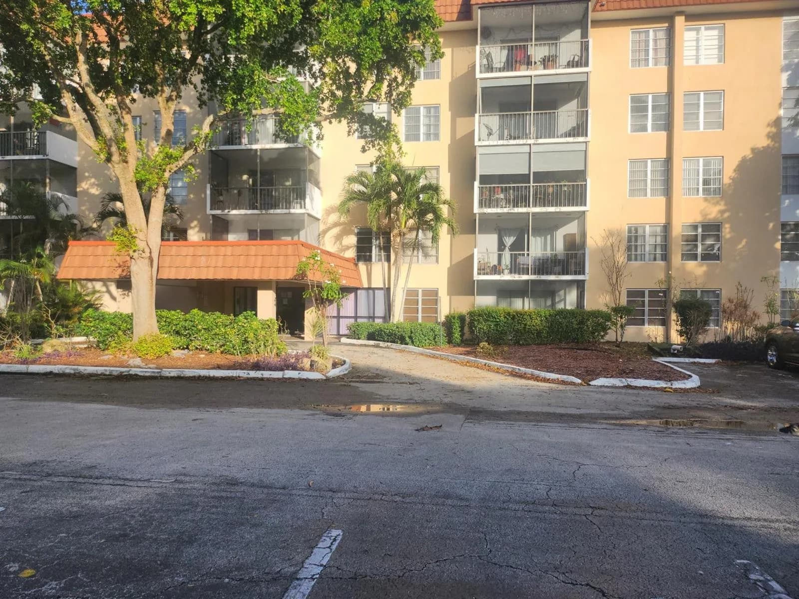 4160 Inverrary Drive # 311, Lauderhill FL 33319