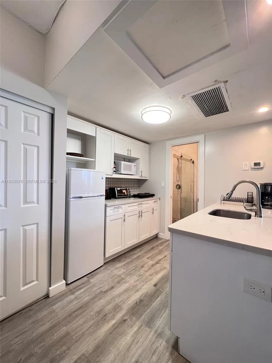 26 Diplomat Pkwy # 2308, Hallandale Beach FL 33009