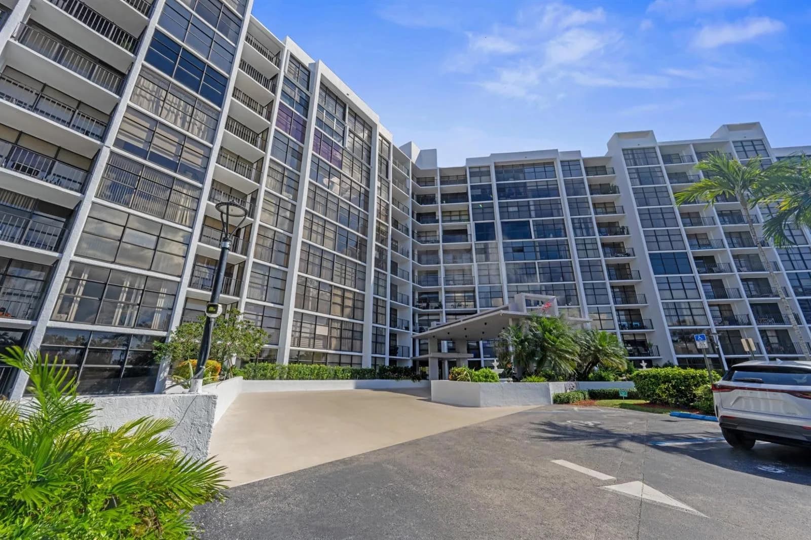 600 Parkview Drive # 1111 (PH11), Hallandale Beach FL 33009