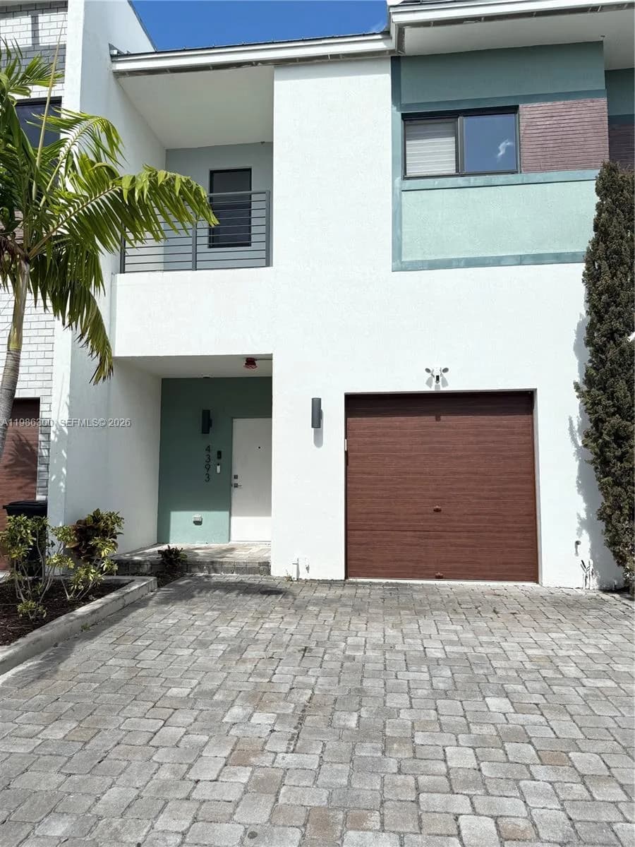 4393 NW 9th St, Plantation, FL 33317