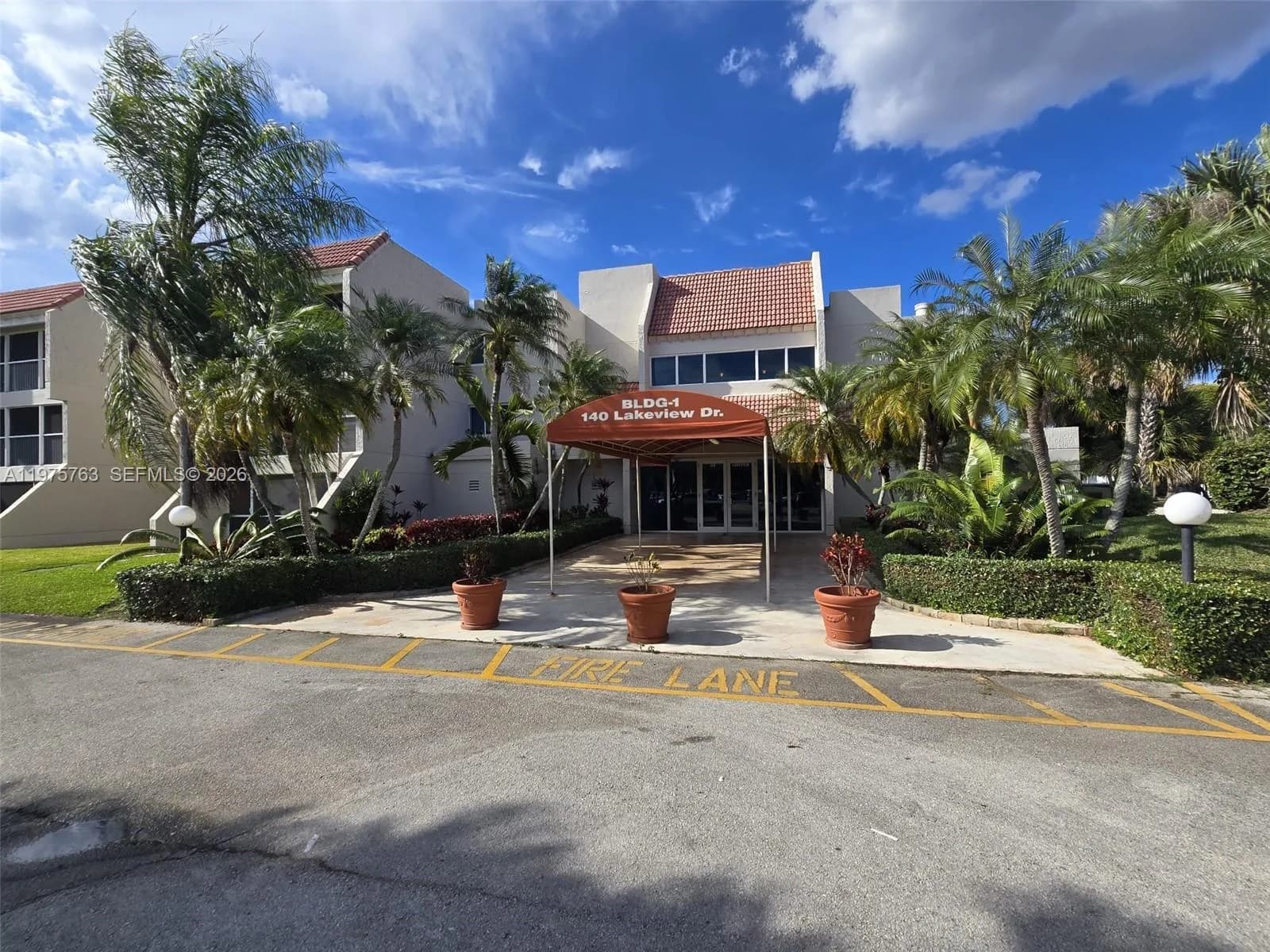 140 Lakeview Dr # 111, Weston FL 33326