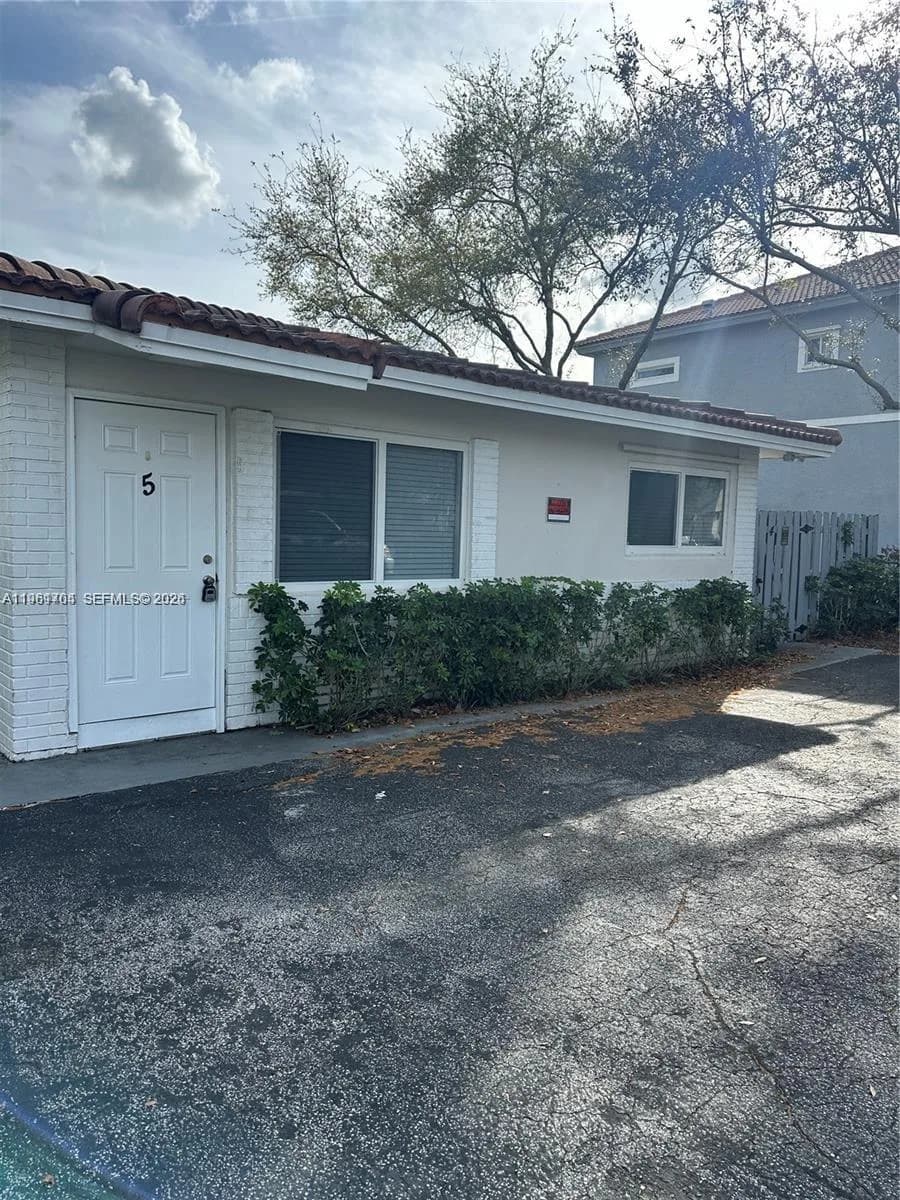 8704 NW 38th Dr, Coral Springs FL 33065