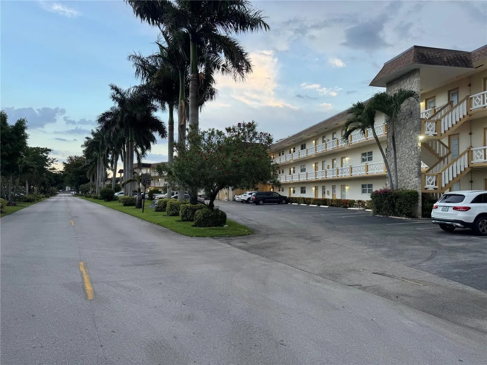 5111 W Oakland Park Boulevard # 307, Lauderdale Lakes FL 33313