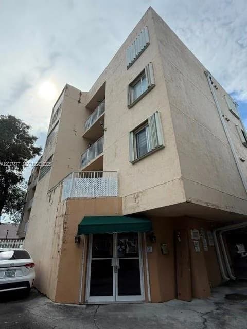 814 NW 36th Ave # 208, Miami, FL 33125