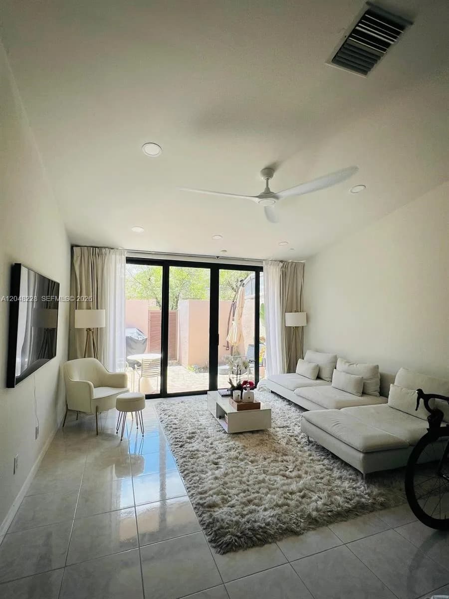 1269 NW 123rd Ave, Pembroke Pines, FL 33026
