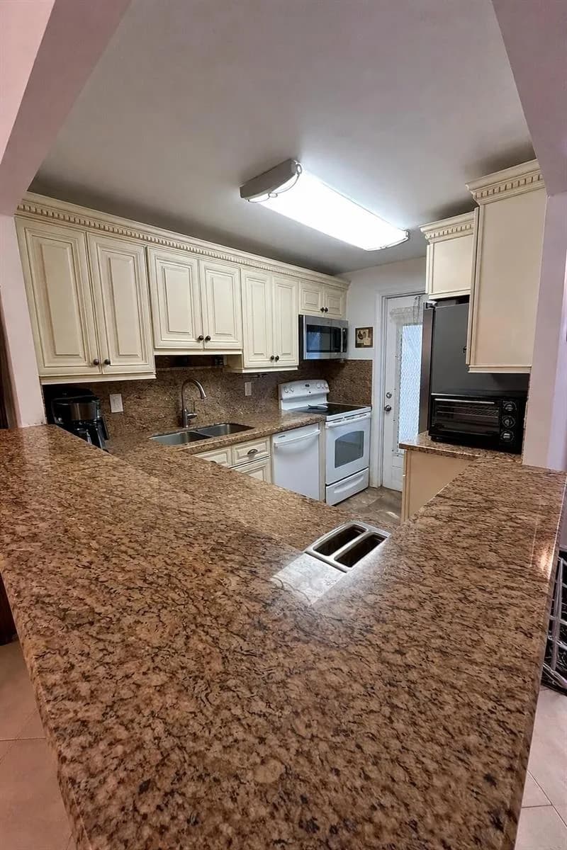 400 SE 10th Street # 202, Deerfield Beach FL 33441