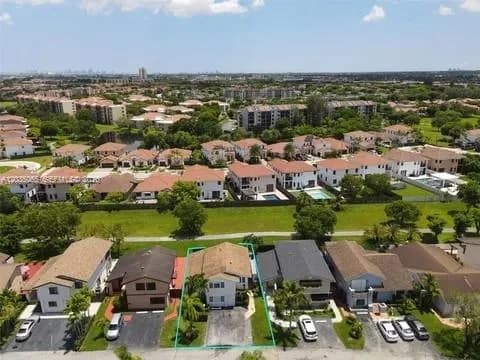 933 NW 106th Ave Cir, Miami, FL 33172
