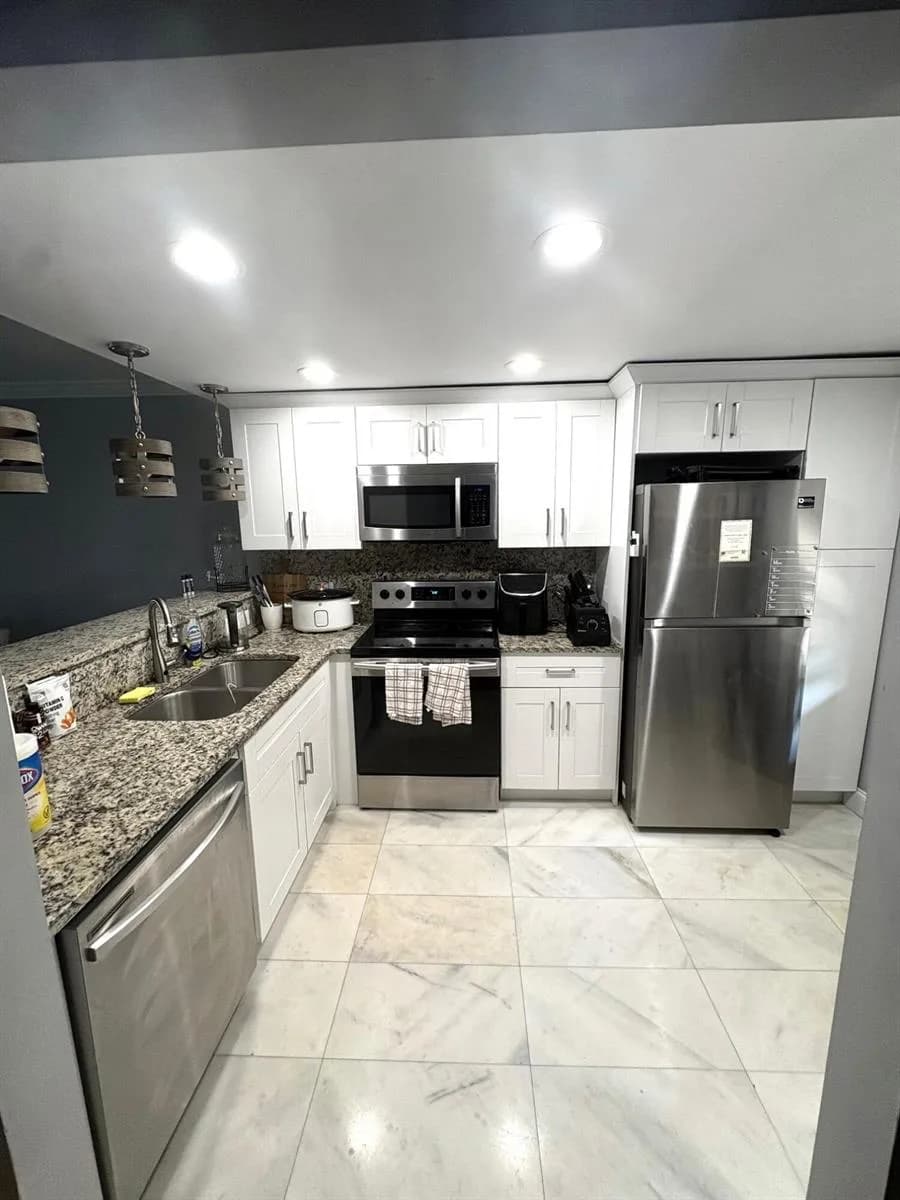 605 OAKS Drive # 304, Pompano Beach, FL 33069