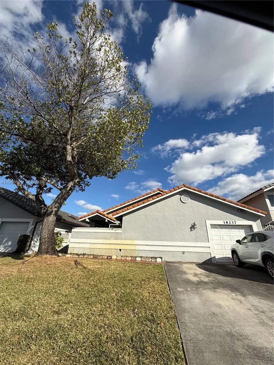 18237 NW 61st Pl, Hialeah FL 33015