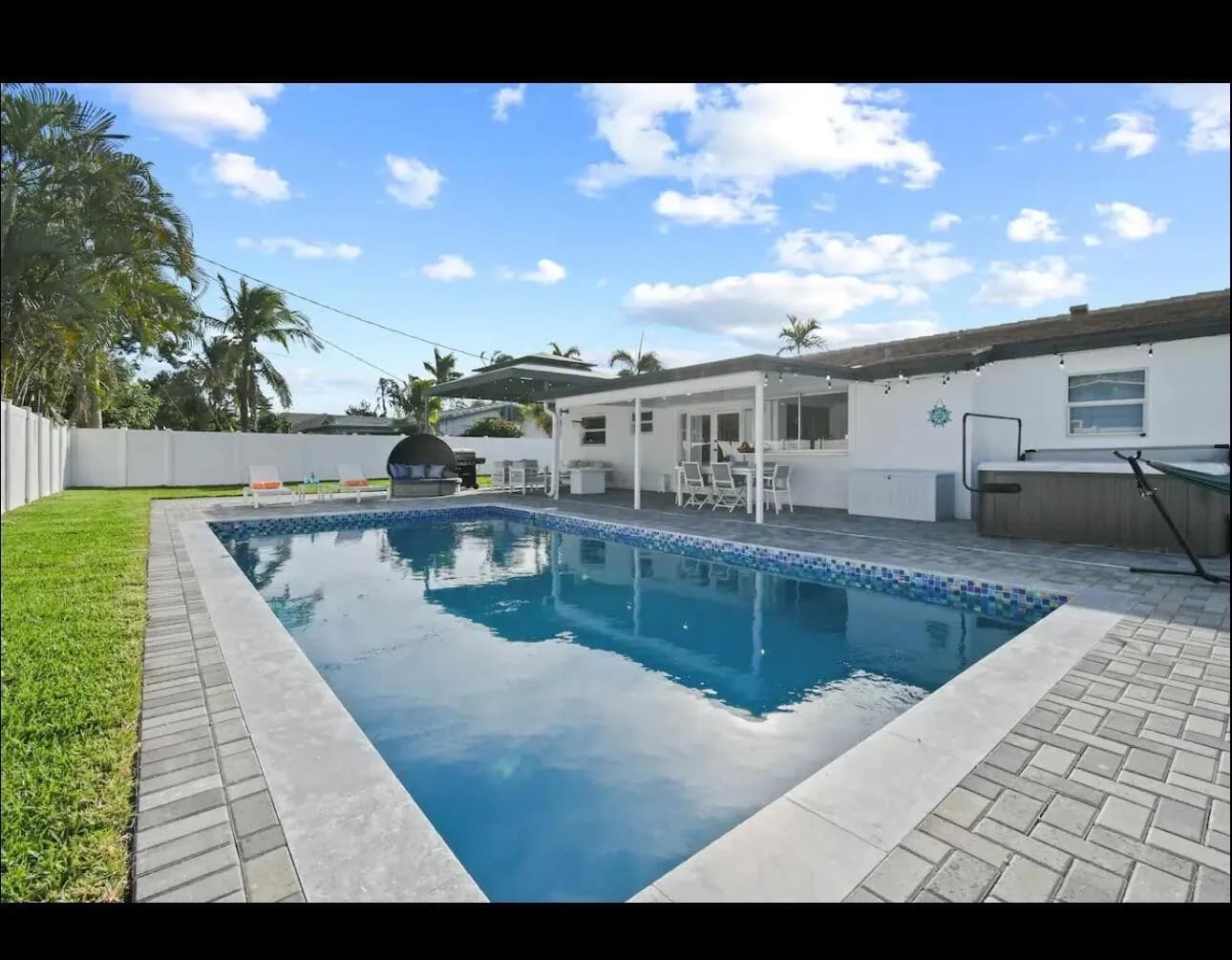 5040 NE 22nd Avenue, Lighthouse Point FL 33064