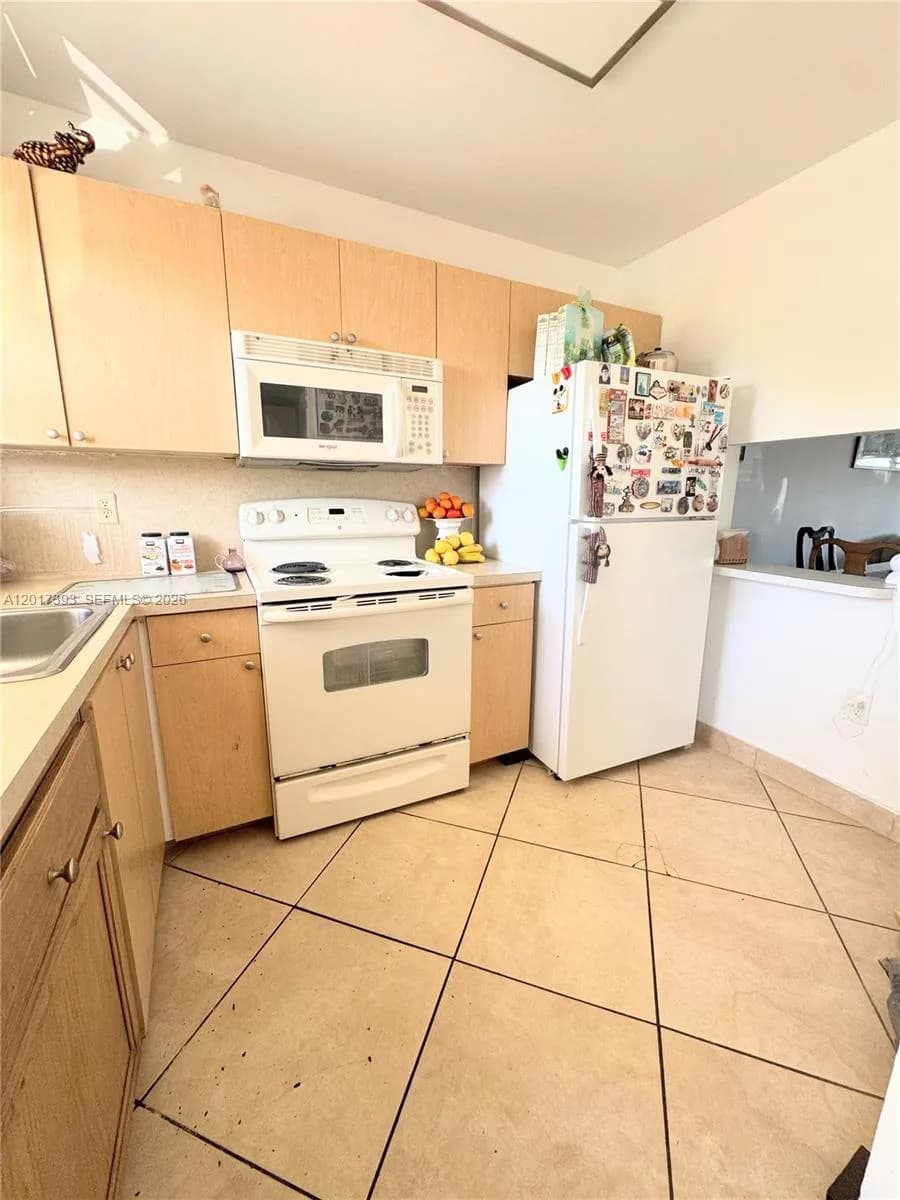 8130 Sunrise Lakes Blvd # 202, Sunrise FL 33322