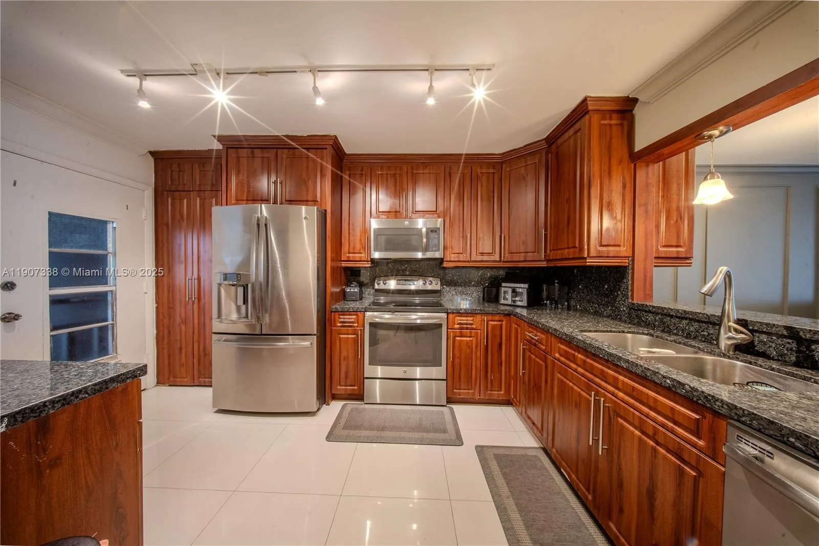 1660 NE 191st St # 410-1, Miami FL 33179