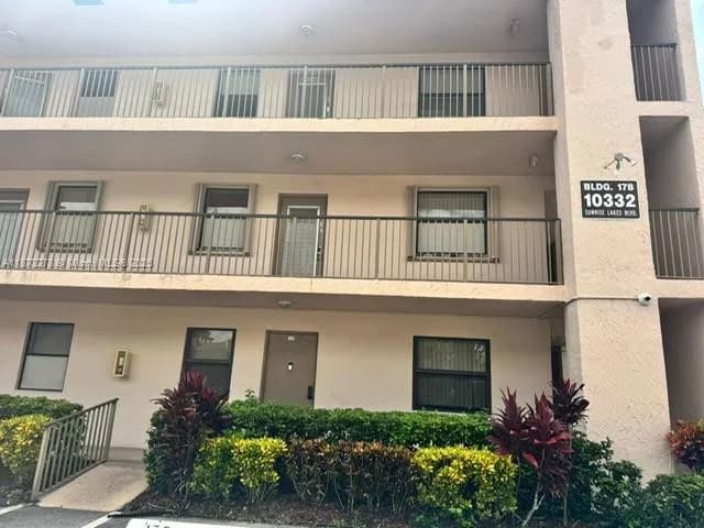 10332 Sunrise Lakes Blvd # 106, Sunrise FL 33322