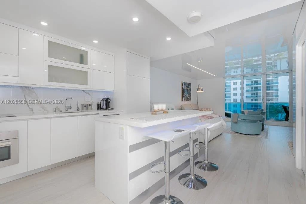 2301 Collins Ave # 811, Miami Beach, FL 33139