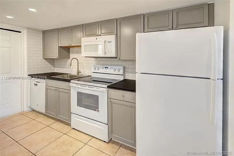 4121 NW 26th St # T14, Lauderhill FL 33313