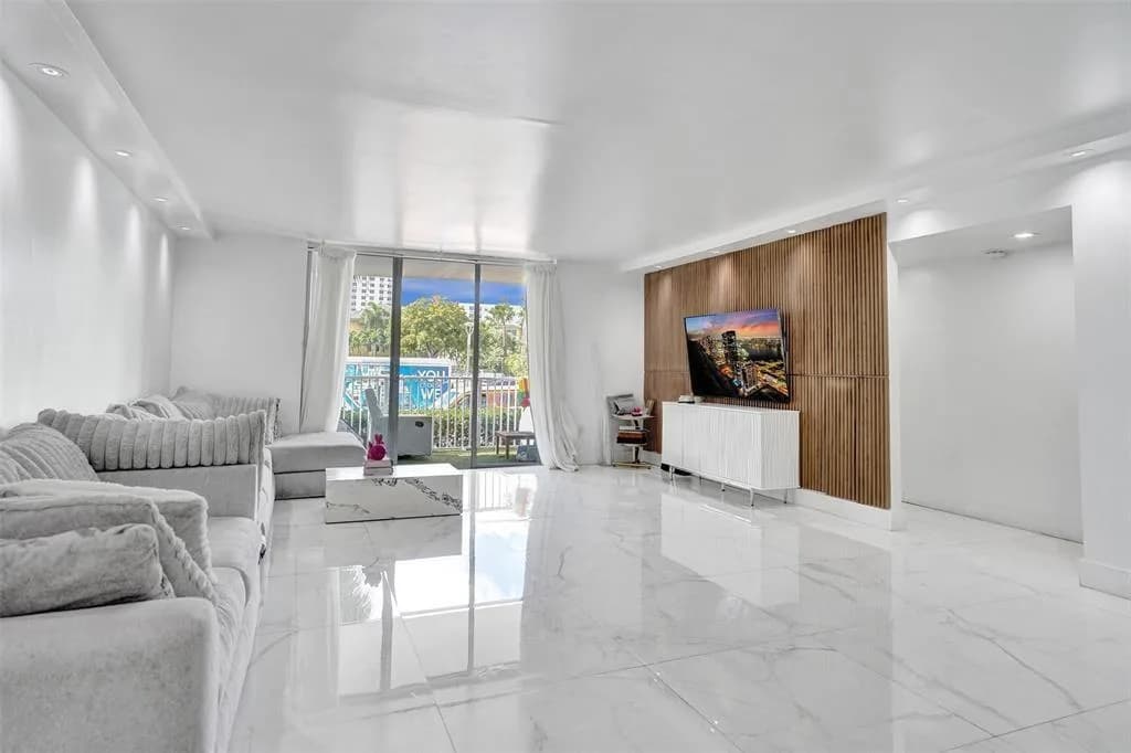 2801 NE 183rd Street # 101w, Aventura FL 33160