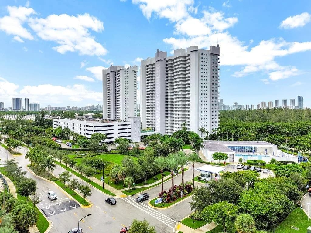 15051 Royal Oaks Ln # 1605, North Miami, FL 33181