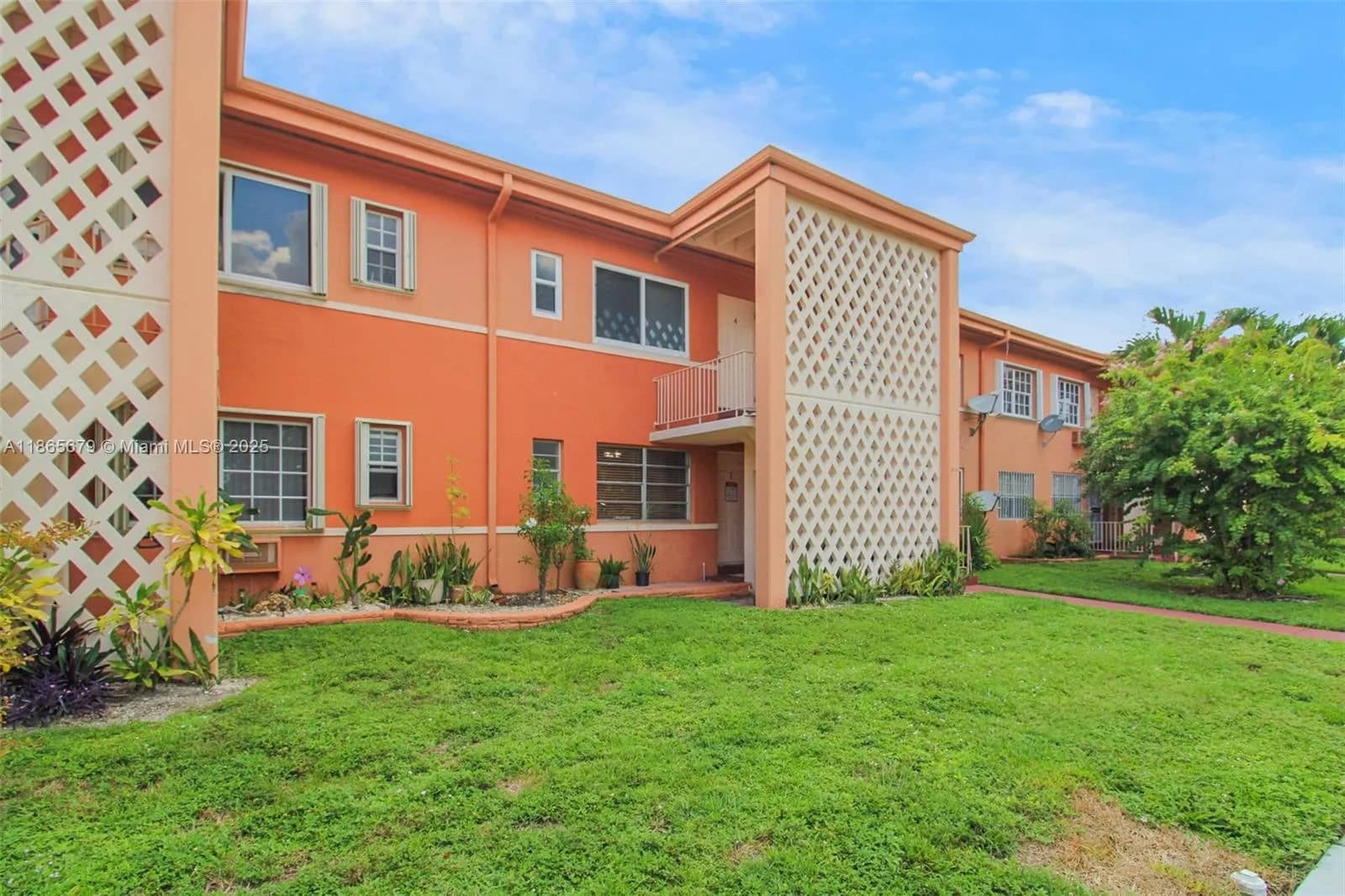 3451 SW 11th St # 8A, Miami, FL 33135