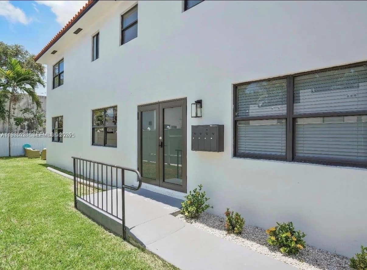 584 NW 30th St, Miami, FL 33127