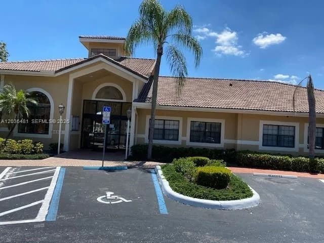 300 W Palm Cir W # 208, Pembroke Pines FL 33025