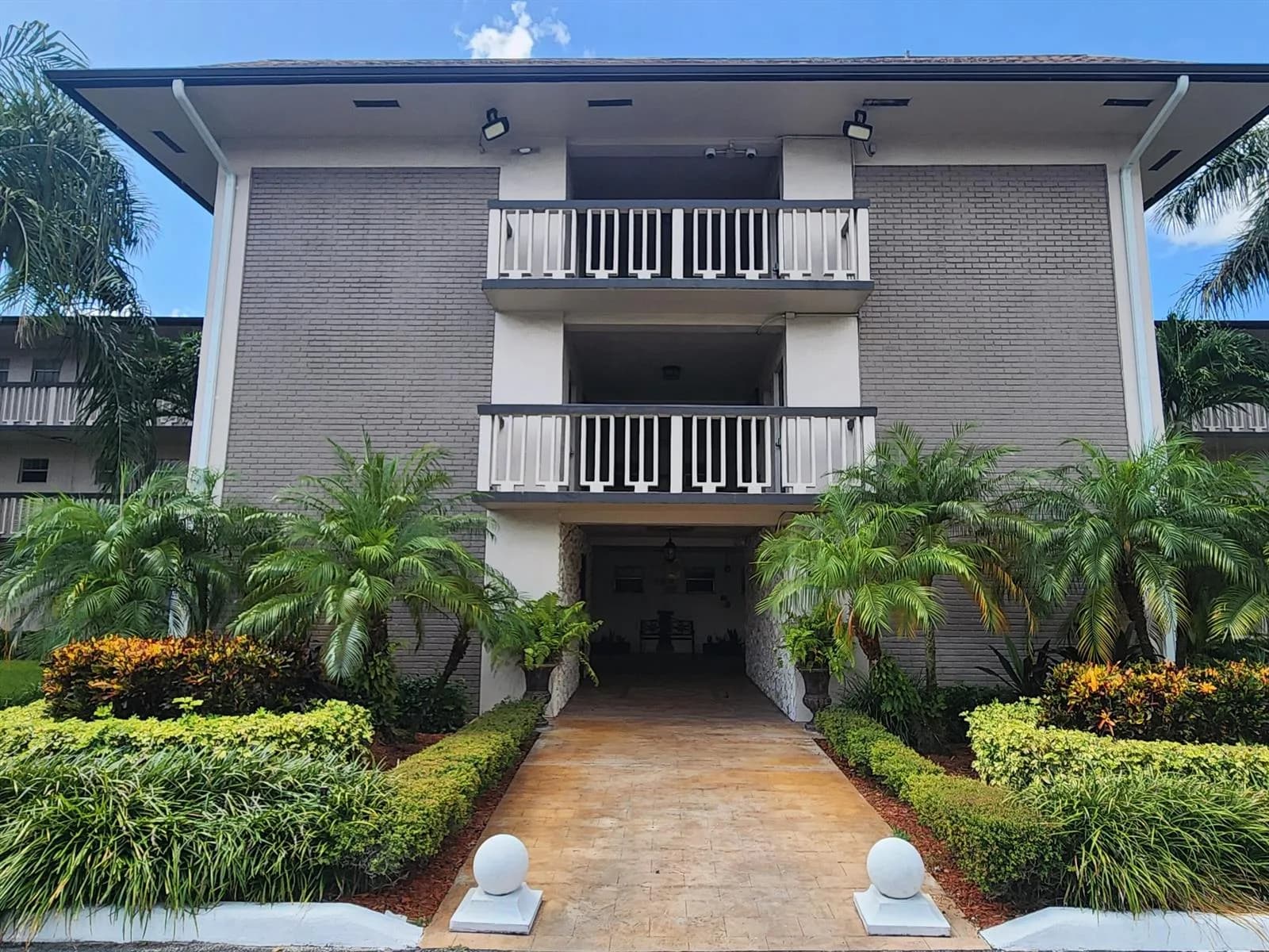 4900 WASHINGTON Street # 307, Hollywood, FL 33021