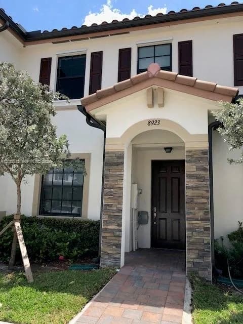 8923 W 35th Ave, Hialeah FL 33018