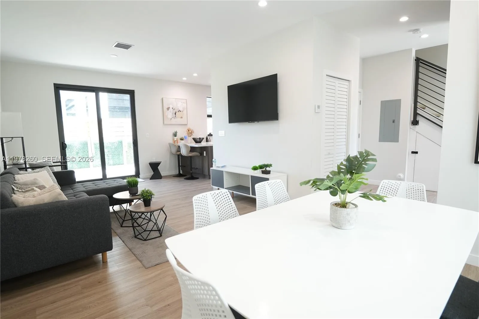211 SE 4th St # 3, Hallandale Beach FL 33009