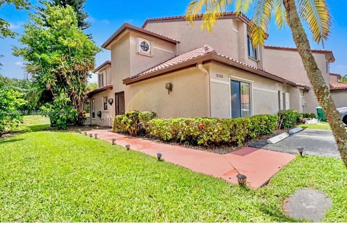 3539 W Inverrary Blvd W, Lauderhill FL 33319
