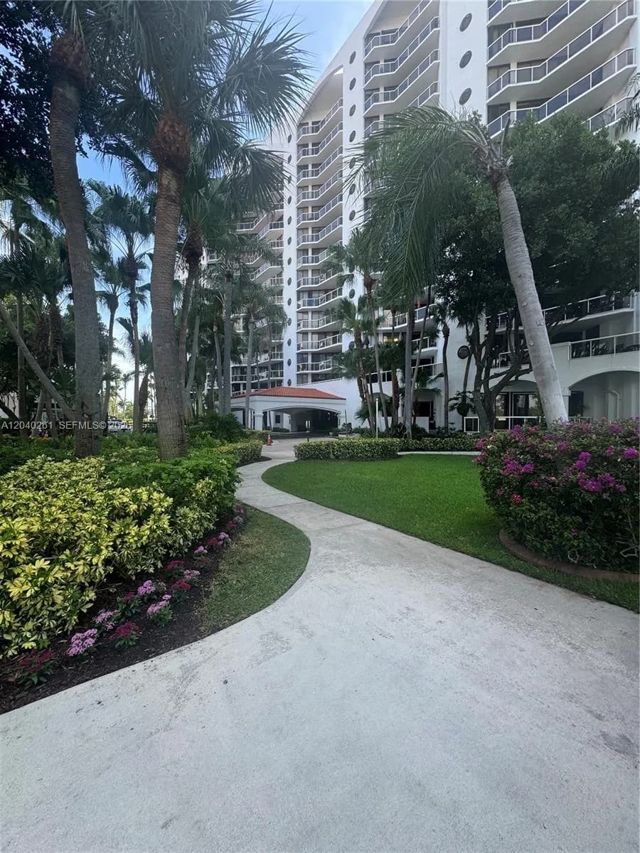 3610 Yacht Club Dr # 215, Aventura FL 33180