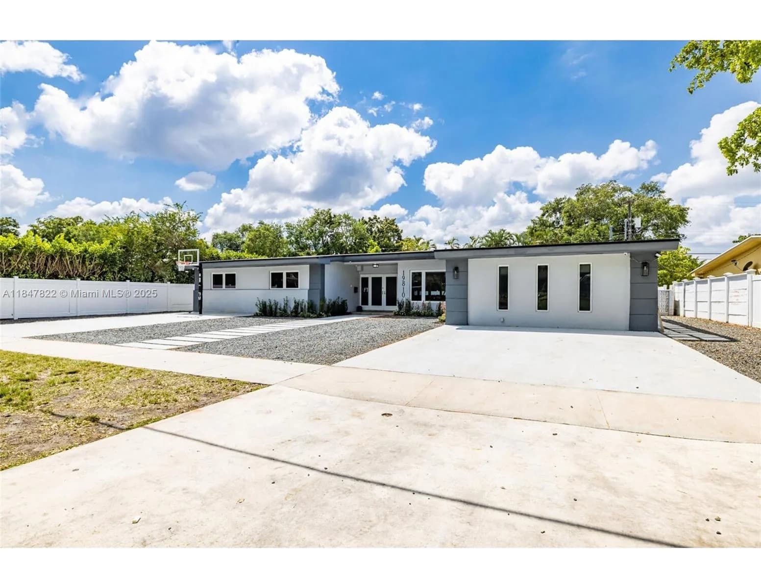 19810 NE 22nd av, Miami, FL 33180