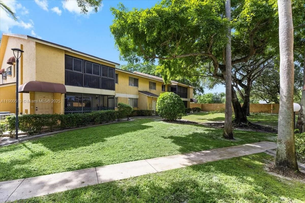 3047 N Oakland Forest Dr # 204, Oakland Park, FL 33309