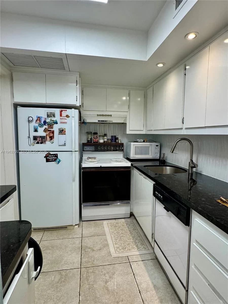 2940 NE 203rd St # 213 C, Aventura FL 33180