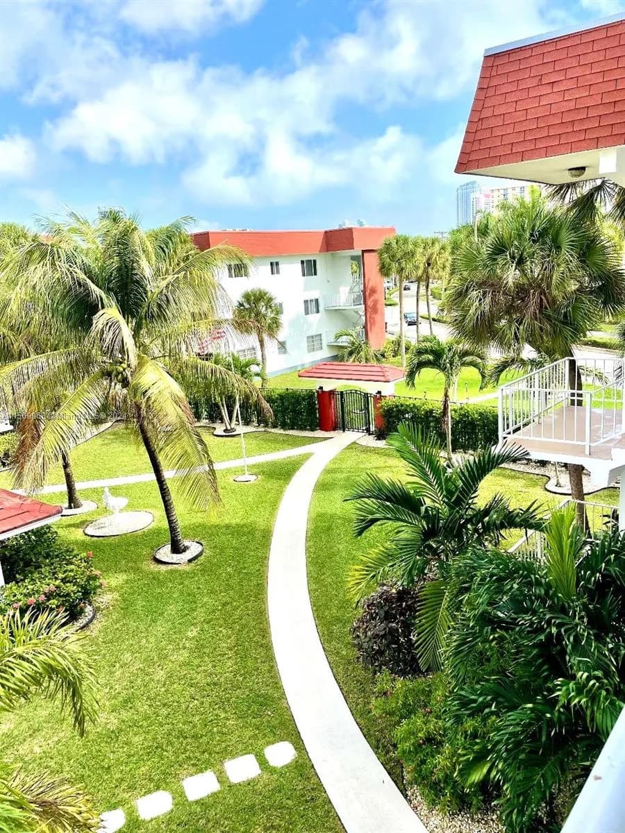580 Egret Dr # 308, Hallandale Beach, FL 33009