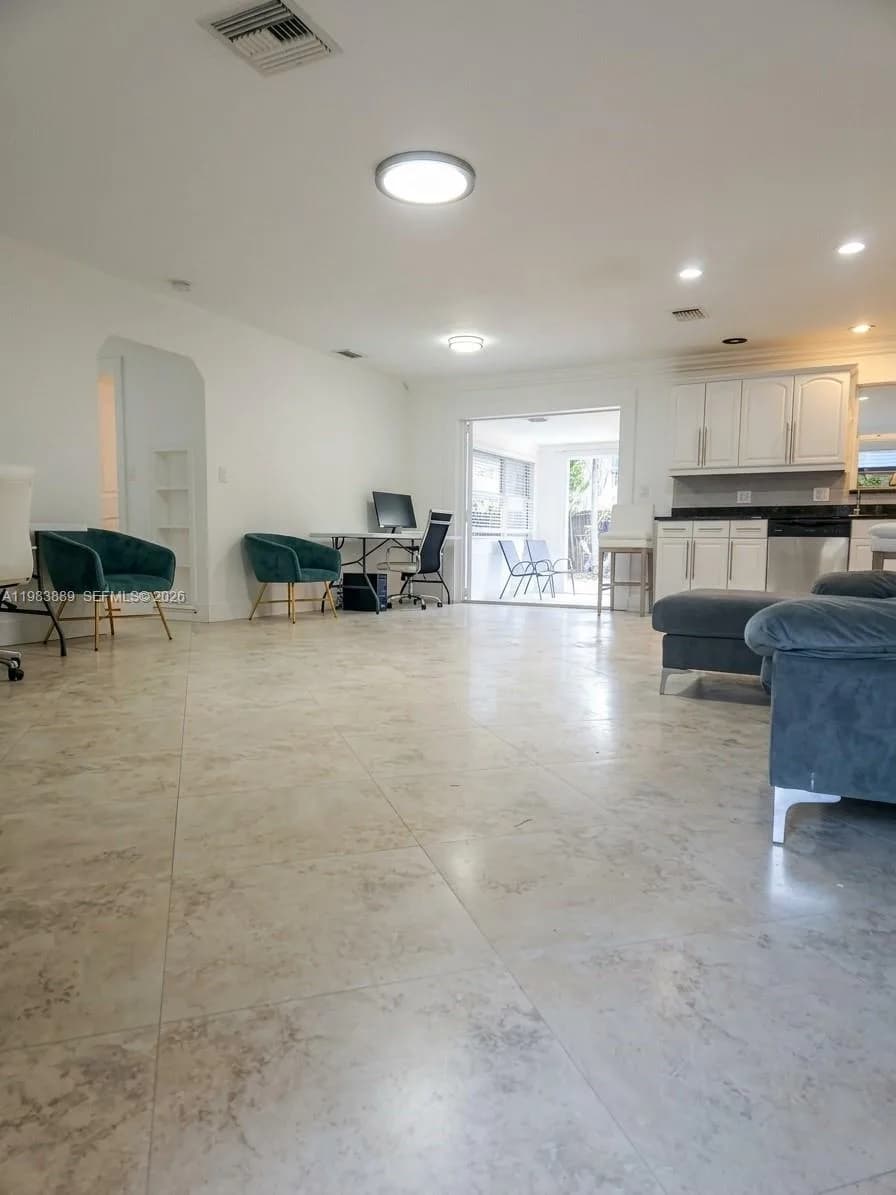 804 NE 2nd St, Hallandale Beach FL 33009