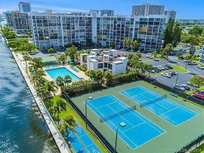 1000 Parkview Dr # 431, Hallandale Beach FL 33009