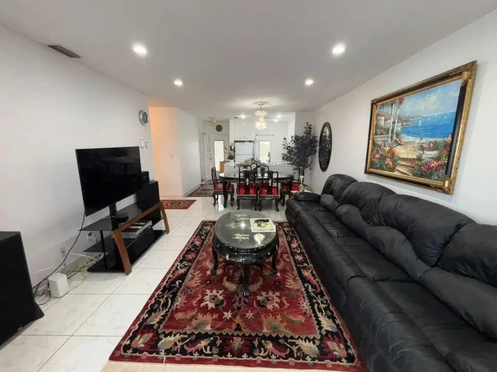 4706 NW 36th Street # 605, Lauderdale Lakes FL 33319