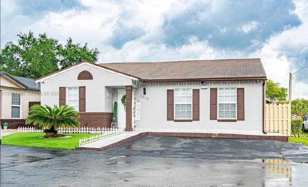 8419 NW 193rd Ln, Hialeah FL 33015